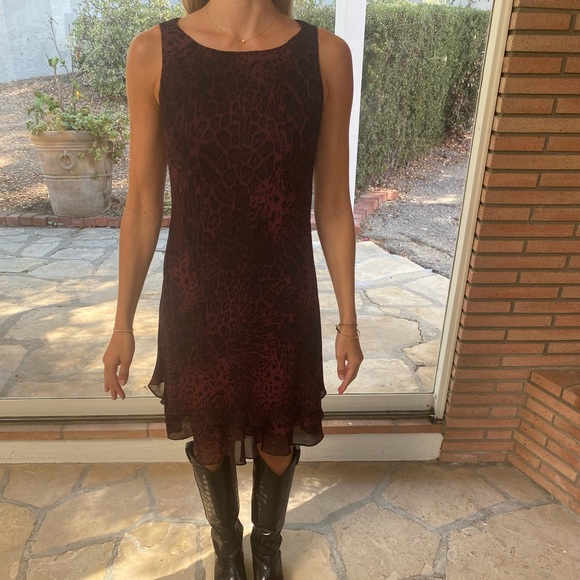 Sleeveless burgundy animal print flowy ruffled midi shift dress - Picture 3 of 4